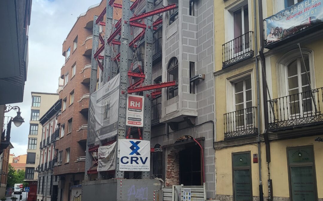 RESTAURACIÓN DE INMUEBLE CON CONSERVACIÓN DE FACHADA PARA ADAPTACIÓN A EDIFICIO DE 11 VIVIENDAS, TRASTEROS Y GARAJES EN C/ LEOPOLDO CANO, Nº11